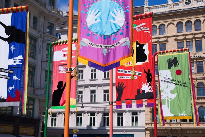 Detailausschnitt: Bestickte bunte, textile Banner der Künstlerin Marinella Senatore am Wiener Graben