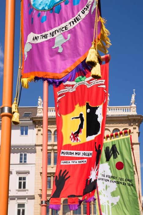 Detailausschnitt: Bestickte bunte, textile Banner der Künstlerin Marinella Senatore am Wiener Graben