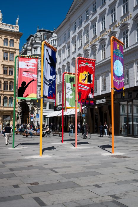 Gesamtansicht: Bestickte bunte, textile Banner der Künstlerin Marinella Senatore am Wiener Graben